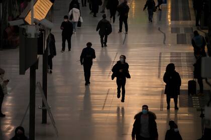 Personas caminando o corriendo durante la hora pico matutina en la estación de tren de Waterloo en Londres, el martes 14 de diciembre de 2021. (AP Foto/Matt Dunham)