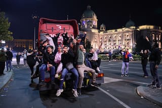 En Serbia y Hungría, oleadas de energía juvenil derriban gobiernos arraigados