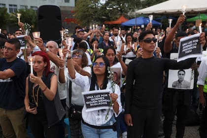 Personas celebran una vigilia por las víctimas de los dos fuertes sismos que sacudieron Venezuela