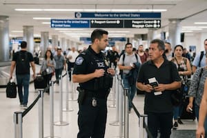 Los migrantes que deben preocuparse por el ICE en aeropuertos