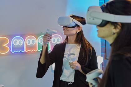 Personas con dispositivos de realidad virtual