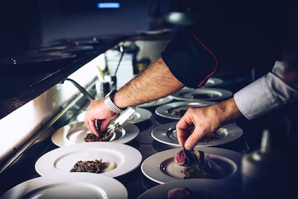 Personas con experiencia en preparación de alimentos pueden ganar desde US$700 semanales