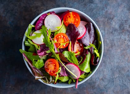 Personas con gastritis, úlceras, estómago sensible o síndrome del intestino irritable pueden presentar molestias digestivas, especialmente cuando consumen rábano crudo o en grandes cantidades