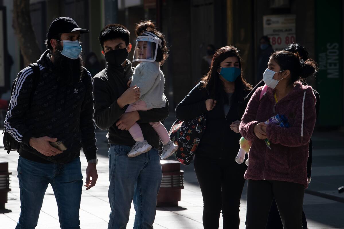 Personas con máscaras faciales caminan por la Plaza de Armas en Santiago, el 15 de julio de 2020, en medio de la pandemia de coronavirus