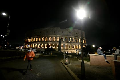 Personas con máscaras protectoras cerca del Coliseo de Roma el 11 de noviembre de 2020, durante las medidas de restricción del gobierno para frenar la propagación de la pandemia