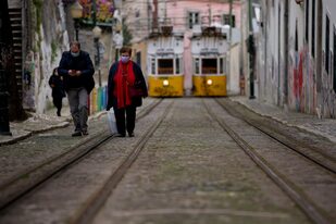 Personas con mascarilla en Lisboa (PEDRO FIUZA / ZUMA PRESS)