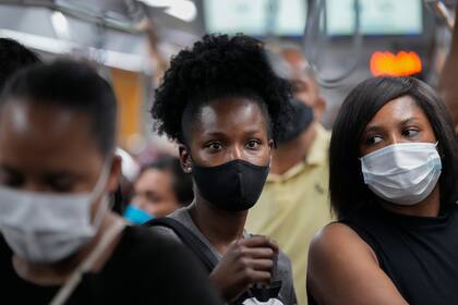 Personas con mascarillas caminan por una estación del metro en Sao Paulo, Brasil, el miércoles 1 de diciembre de 2021. (AP Foto/Andre Penner)