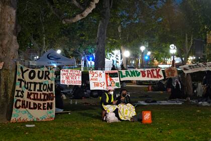 Personas con sus pertenencias abandonan un campamento instalado por manifestantes propalestinos tras la llegada de la policía para un operativo en el campus de la Universidad del Sur de California, el domingo 5 de mayo de 2024, en Los Ángeles. (AP Foto/Ryan Sun)