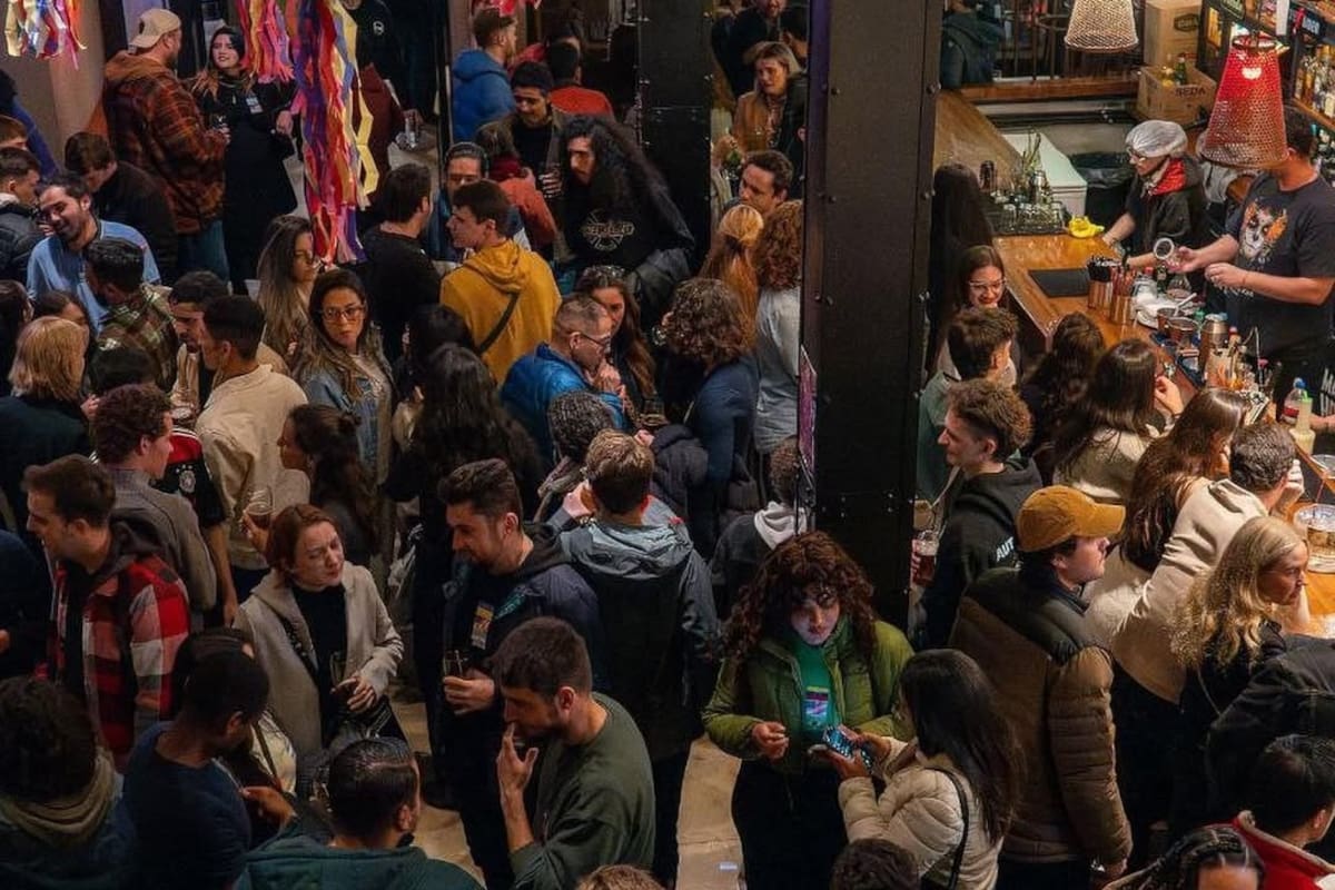 Personas de distintos países practican idiomas y construyen nuevas amistades mientras toman y pican algo