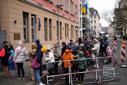 Personas de Ucrania, la mayoría de ellos refugiados que huyen de la guerra, hacen fila frente al departamento consular de la embajada ucraniana en Berlín, Alemania, el 6 de abril de 2022. (AP Foto/Markus Schreiber, Archivo)