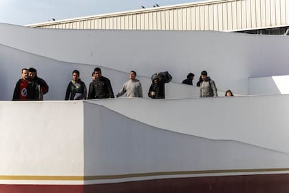Personas deportadas salen de la Garita de El Chaparral