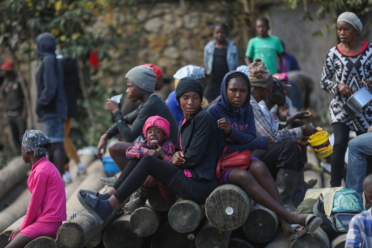 Personas desplazadas por los ataques de las pandillas se refugian en el Ayuntamiento de Kenscoff, en Puerto Príncipe