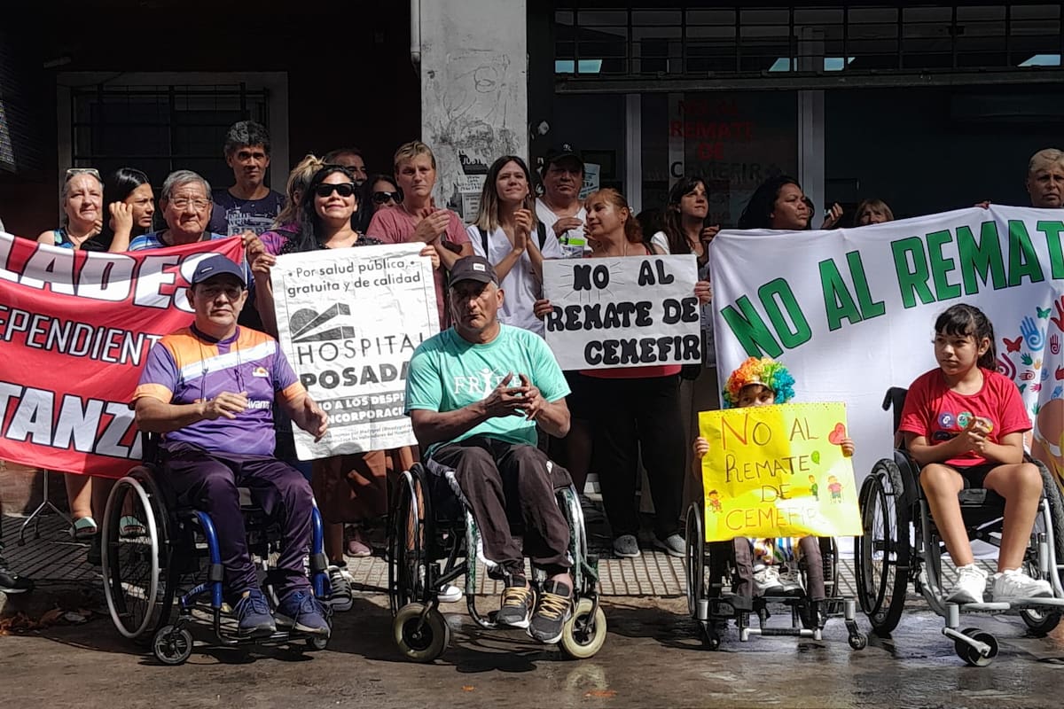 Personas discapacitadas que se atienden en el Cemefir, en una manifestación con respaldo de concejales de izquierda de La Matanza