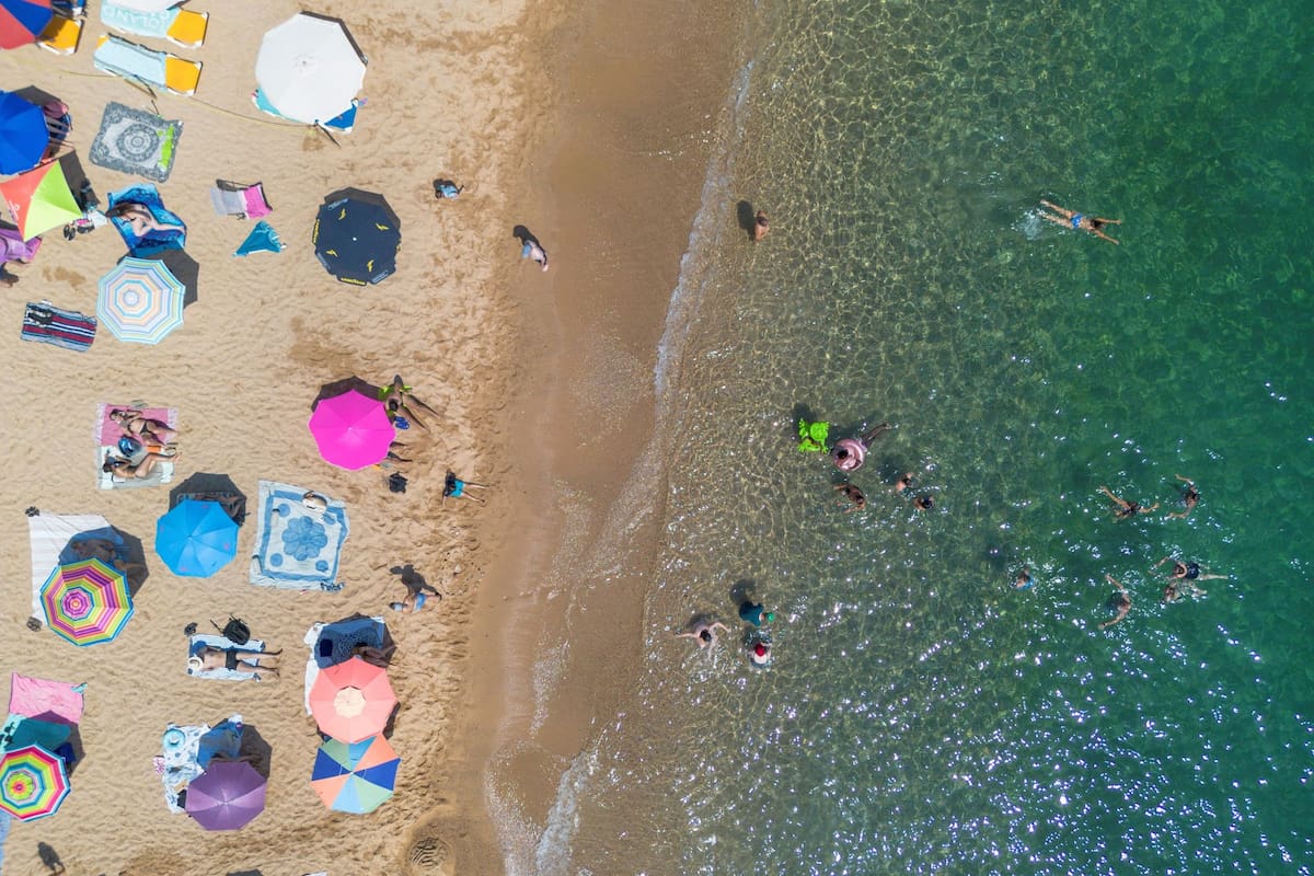Personas disfrutan de un día de playa en la Costa Brava, el 30 de julio de 2023, en Tossa de Mar, Girona, Cataluña (España)