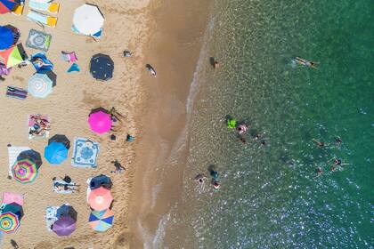 Personas disfrutan de un día de playa en la Costa Brava, el 30 de julio de 2023, en Tossa de Mar, Girona, Cataluña (España)