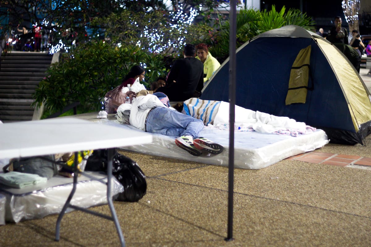 Personas durmiendo provisoriamente en la calle