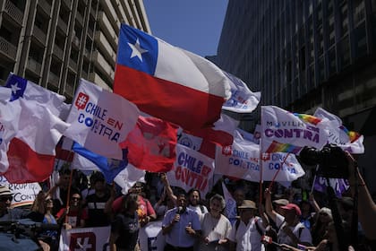 Personas en contra del borrador propuesto de una nueva Constitución asisten a una campaña de cierre en Santiago, Chile, el jueves 14 de diciembre de 2023