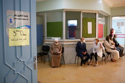 Personas en la sala de espera tras ser vacunados de COVID-19 en un centro de vacunación en Casablanca, Marruecos, el lunes 18 de octubre de 2021. (Foto AP/Abdeljalil Bounhar)