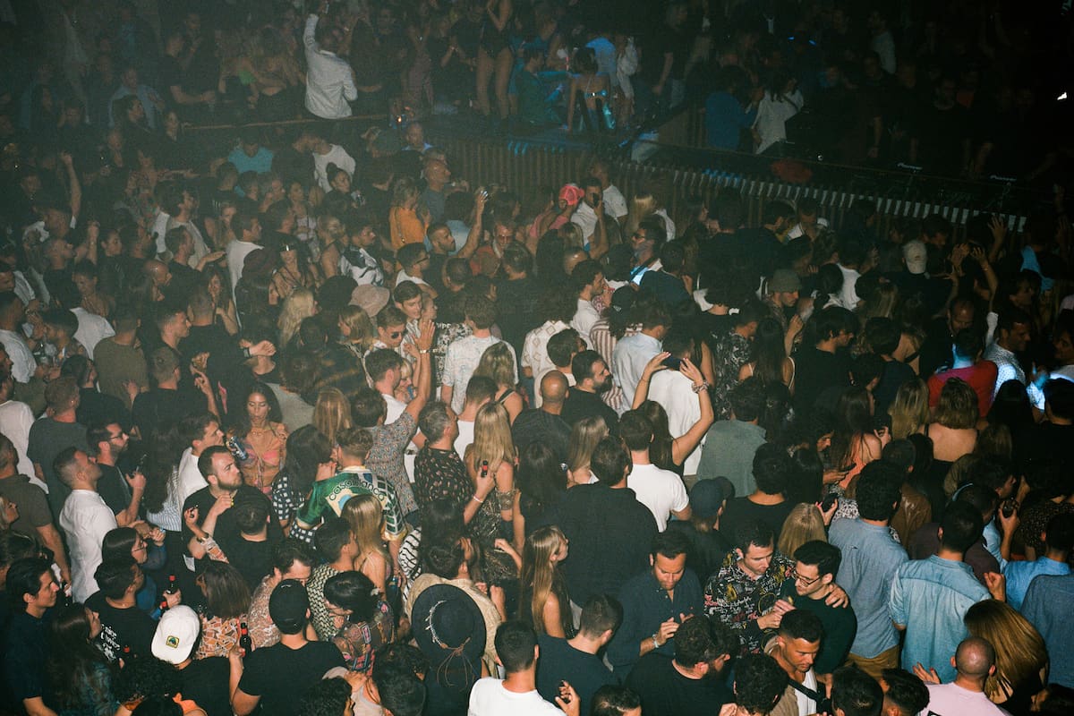 Personas en Pacha, una discoteca en Ibiza, España, el 29 de abril de 2022.