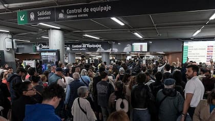 Personas en una terminal de trenes en España