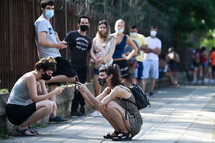 Personas esperan distanciadas socialmente fuera del Parque Centenario para hacerse la prueba gratuita de COVID-19 en Buenos Aires, Argentina. (AP Foto/Gustavo Garello)