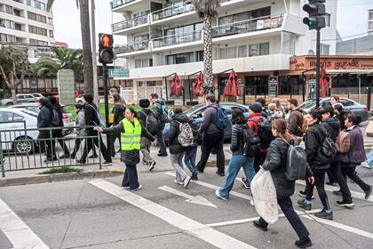 Personas evacuan la zona costera debido a una alerta de tsunami en Viña del Mar, Chile, el 30 de julio de 2025. Chile advirtió el 29 de julio de 2025 sobre una "alta probabilidad" de tsunami en el país como resultado de un terremoto de magnitud 8,8 frente a las costas de Rusia, informó la Armada (Foto de CRISTÓBAL BASAURE / AFP)