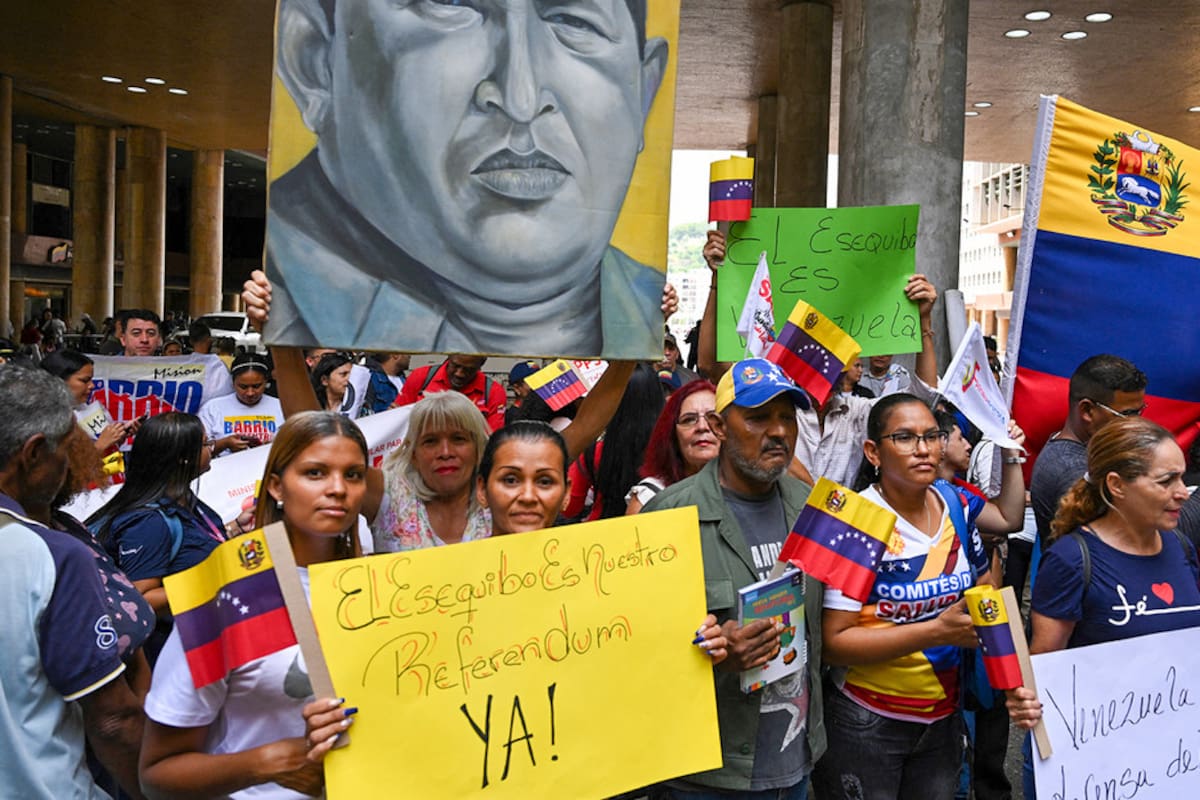 Personas frente al Consejo Nacional Electoral (CNE) en Caracas, Venezuela