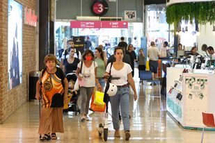Personas hacen compras sin mascarilla en un centro comercial en Tel Aviv
