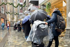Personas hacen fila fuera de la chocolatería Lindt para comprar una edición limitada de "Chocolate Dubái", el jueves 14 de noviembre de 2024, en Aachen, Alemania. (AP Foto/Daniel Niemann)