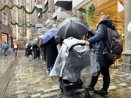 Personas hacen fila fuera de la chocolatería Lindt para comprar una edición limitada de "Chocolate Dubai", en Aachen, Alemania