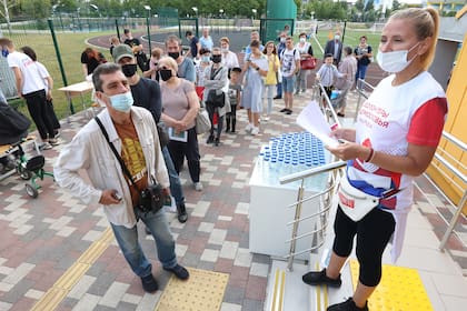 Personas hacen fila para recibir inyecciones de la vacuna Sputnik V en un sitio de vacunación en el estadio central de la ciudad de Odintsovo, cerca de Moscú