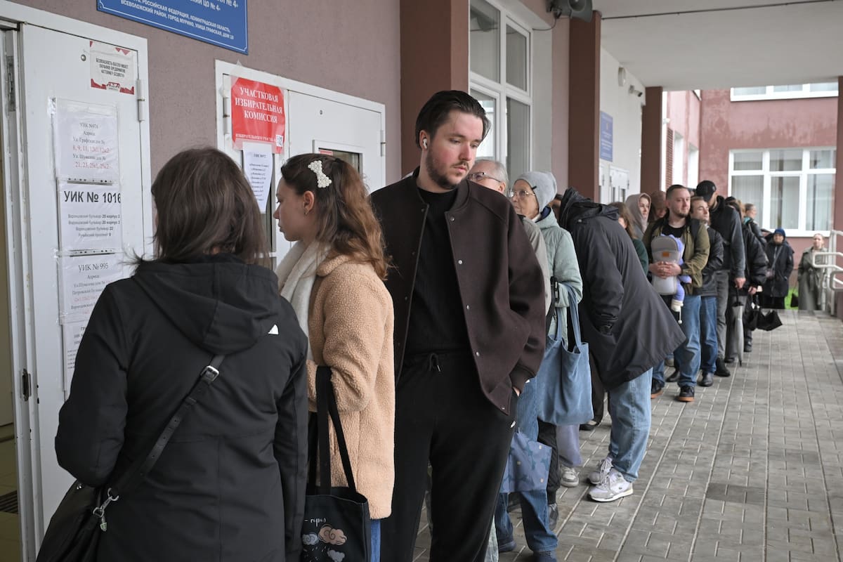 Personas hacen fila para votar en una casilla electoral durante las elecciones parlamentarias, el do