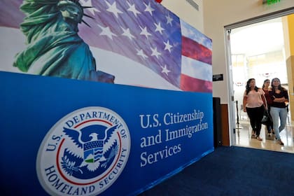 Personas llegan a una oficina de los Servicios de Ciudadanía e Inmigración de Estados Unidos en Miami