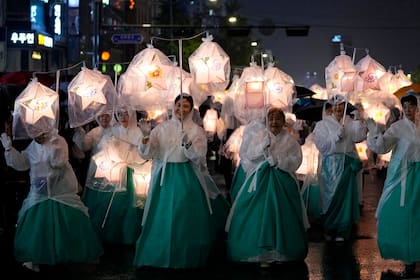 Personas llevan linternas y caminan en un desfile durante el Festival de los Faroles de Loto, previo al cumpleaños de Buda en la Universidad Dongguk en Seúl, Corea del Sur, el sábado 11 de mayo de 2024. (Foto AP/Ahn Young-joon)