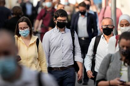 Personas luciendo mascarillas para el coronavirus caminan por la estación del metro de Waterloo en Londres el miécoles, 14 de julio del 2021. (AP Foto/Matt Dunham)