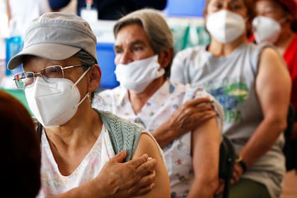 Personas mayores de 60 años esperan en observación luego de recibir la segunda dosis de la vacuna AstraZeneca contra el COVID-19 en el Estadio Olímpico Universitario de la Ciudad de México