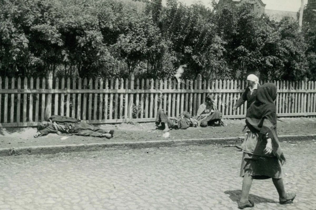 Personas muertas de hambre en las calles de Jarkov, Ucrania, en 1933