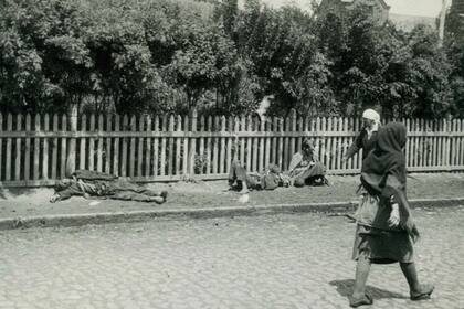 Personas muertas de hambre en las calles de Jarkov, Ucrania, en 1933