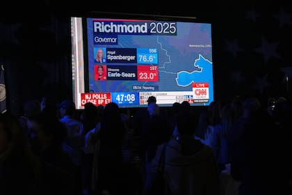Personas observan los primeros resultados electorales durante una fiesta celebrada para apoyar a la candidata demócrata a gobernadora de Virginia, Abigail Spanberger, el martes 4 de noviembre de 2025, en Richmond, Virginia. (AP Foto/Stephanie Scarbrough)