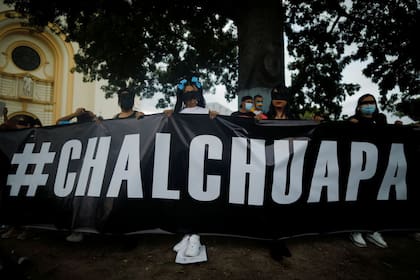 Personas protestan contra la violencia contra las mujeres tras el descubrimiento de una fosa común clandestina en Chalchuapa.