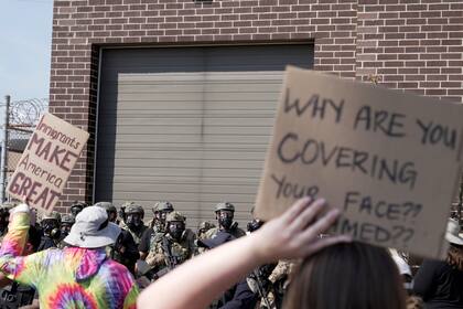 Personas protestan frente a un puesto de control de inmigración custodiado por agentes federales el viernes 12 de septiembre de 2025 en Broadview, Illinois. (AP Foto/Laura Bargfeld)