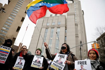 Personas protestan frente al Tribunal Federal de Manhattan antes de la comparecencia formal del presidente venezolano Nicolás Maduro, el lunes 5 de enero de 2026
