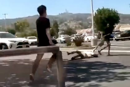 Personas que estaban en el lugar se apresuraron para auxiliar a la víctima del violento asalto