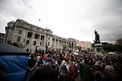 Personas que se oponen a los mandatos de vacunas protestan ante el Parlamento en Wellington, Nueva Zelanda