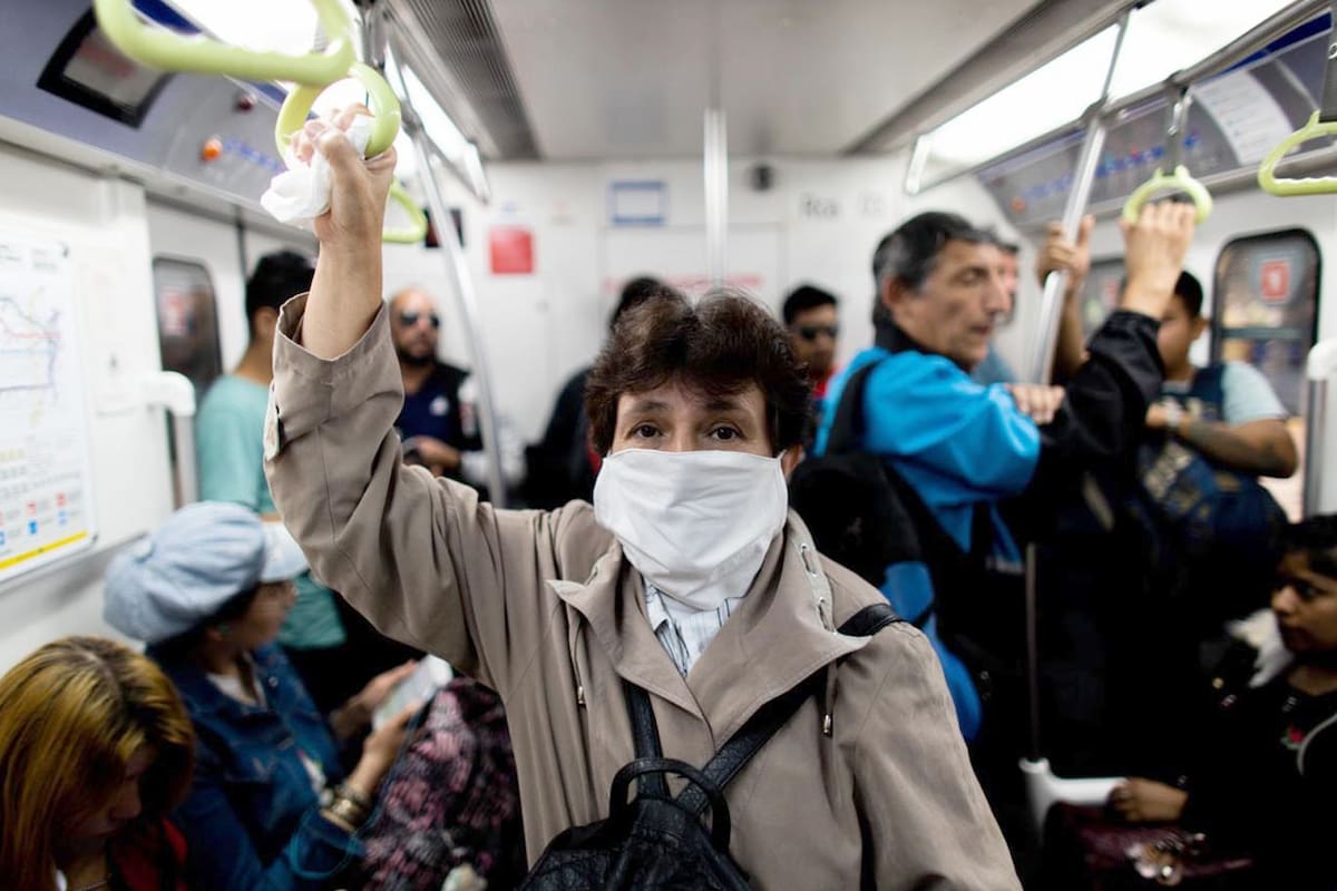 Personas que viajen en transporte pública y tomas precauciones
