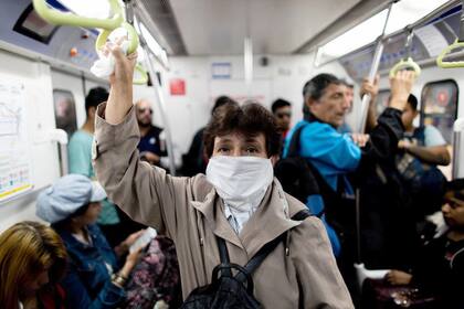 Personas que viajen en transporte pública y tomas precauciones