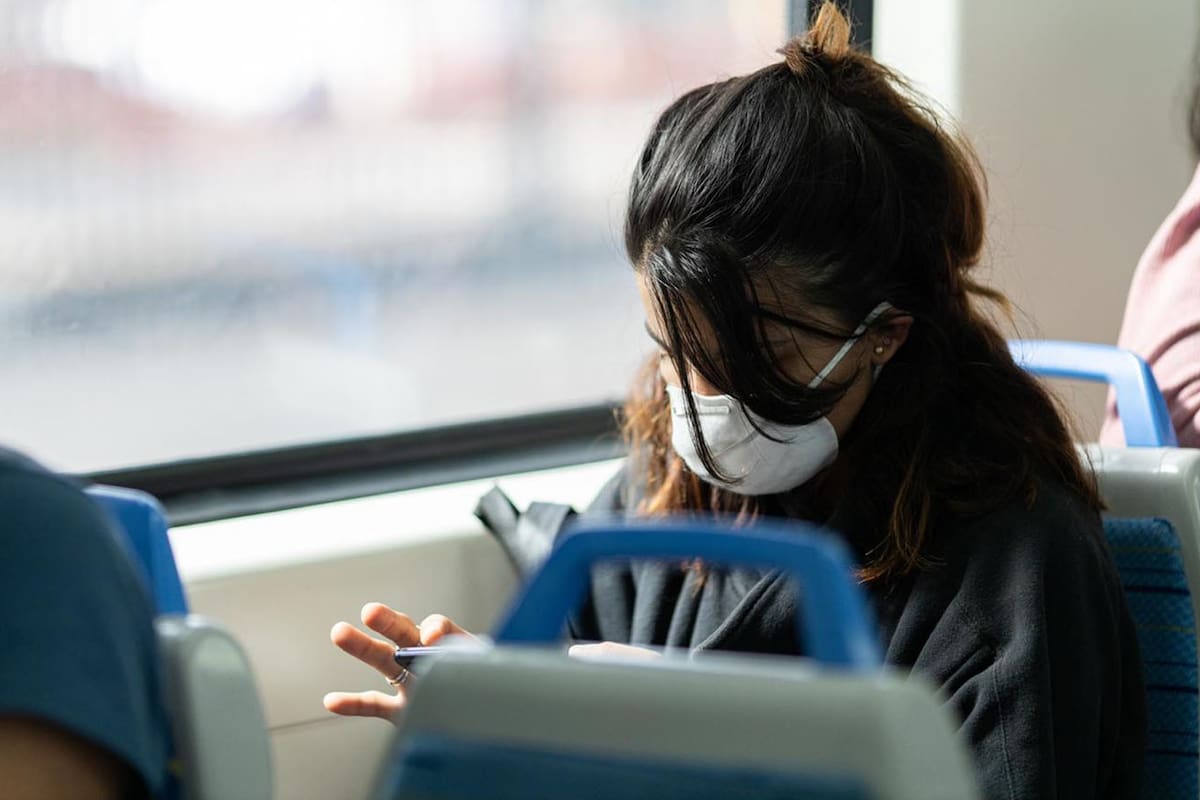 Personas que viajen en transporte pública y tomas precauciones