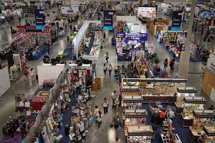 Personas recorren los locales de venta de la convención ASD Market Week, el miércoles 25 de agosto de 2021, en Las Vegas. (AP Foto/John Locher)
