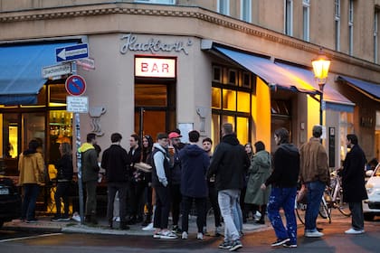 Personas reunidas afuera de un bar en el distrito Mitte, en Berlín, Alemania, el 21 de mayo de 2021. (AP Foto/Markus Schreiber)