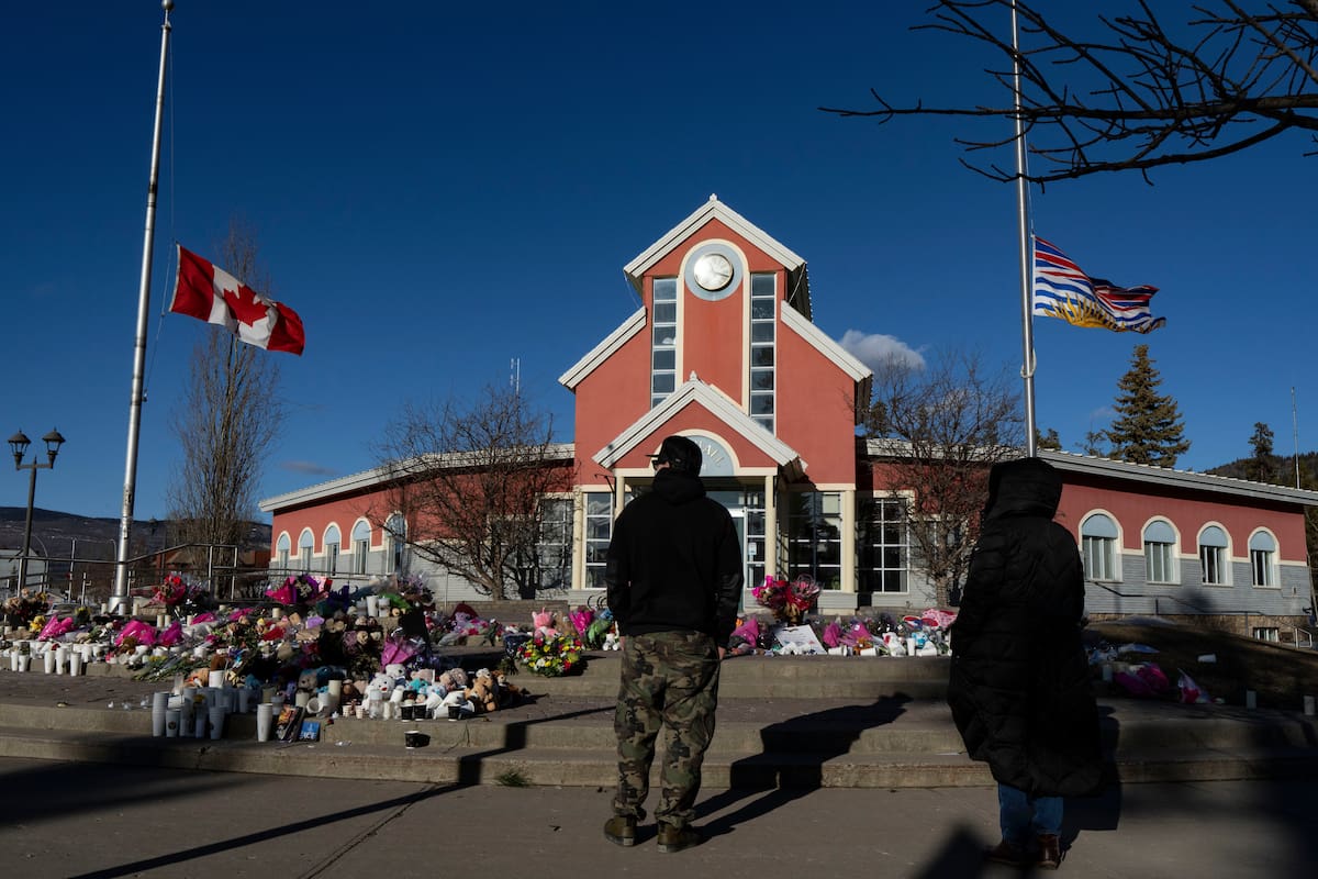 Personas rinden tributo a víctimas de un tiroteo, en la sede de la municipalidad de Tumbler Ridge, Columbia Británica, Canadá, el 14 de febrero de 2026. (Christinne Muschi/The Canadian Press via AP)